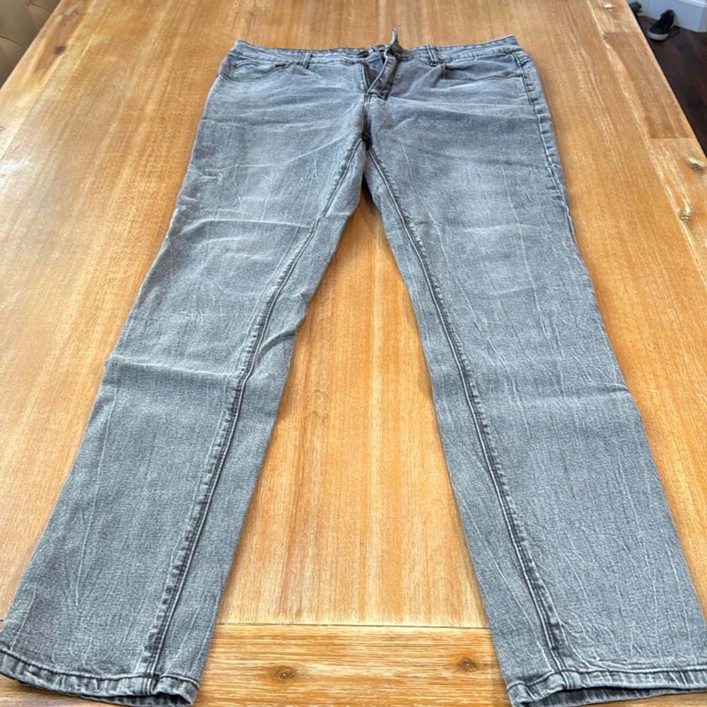 Elwood Skinny Jeans